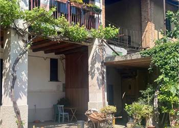 RUSTICO IN BORGO COLLINARE NON DISTANTE DAL CENTRO